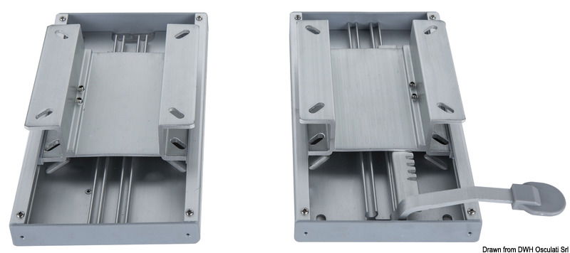 Coppia di slitte in alluminio anodizzato per fissaggio sedili doppi 48.410.40; solo una delle slitte è provvista di leva di sblocco per facilitare l'azionamento dello scorrevole.