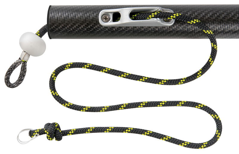 Il palo è realizzato in due sezioni con boccole in alluminio anticorodal per un veloce montaggio ed è completo di boccole per il serraggio e cima di fissaggio. Ruota di 90° all'interno della boccola e rimane bloccato.La regolazione del tendalino avviene tramite un clamcleat (strozzascotte) già montano sul palo, il quale permette di tenere in tensione il tendalino.Compatibile con le boccole da incasso 46.815.00/01, il kit boccole da parete 46.815.10 e il sistema di stivaggio a parete 34.358.38.Cima di fissaggio in Dyneema impiombata con anello, venduta separatamente. Può essere utilizzata per agganciarsi direttamente al tendalino tramite una pallina Ø 10 mm o moschettone.