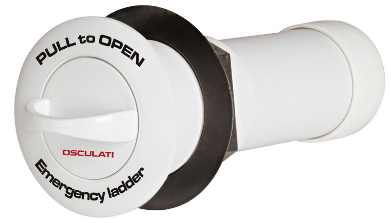 Alloggiamento costituito da un vano in termopolimero a tenuta stagna. Scaletta con montanti in treccia nylon e gradini in termopolimero ad alta resistenza. Si installa sopra la linea di galleggiamento. L'uso è semplicissimo: la persona in mare tira l'anello del tappo di chiusura e questa operazione fà uscire la scaletta dal suo alloggiamento. Venduto in confezione espositiva.