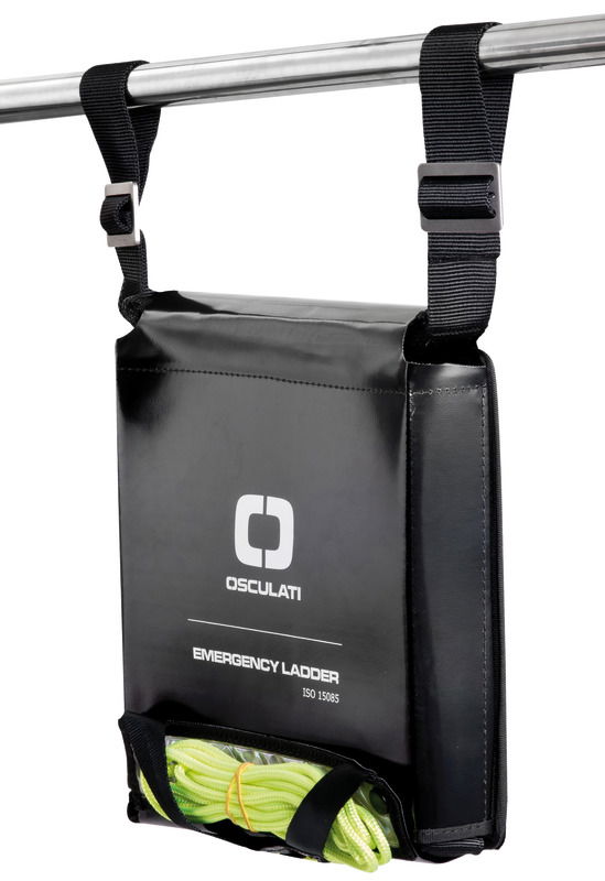 Scaletta di soccorso che permette di risalire a bordo in caso di emergenza.Si fissa al pulpito di poppa in modo semplice e immediato.Dati tecnici:- fabbricata in nastro di poliestere, gradini irrigiditi tramite inserti in fibra di vetro;- gradini con banda FLUO per una migliore visibilità notturna;- contenitore con banda retroriflettente;- fissaggio al pulpito tremite 2 fibbie in acciaio inox satinato nero + 2 bottoni a molla TENAX;- materiale involucro in PVC.