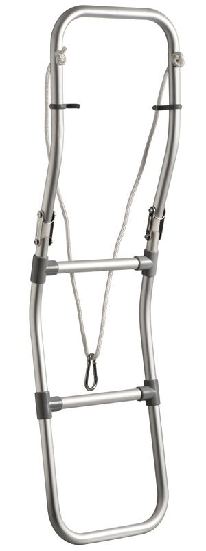 Realizzata in l.l. anodizzata pieghevole, é leggerissima e galleggiante. Completa di moschettone inox e cima di fissaggio. Per l’aggancio del moschettone (vedi nostri articoli 39.170.91; 39.170.92).