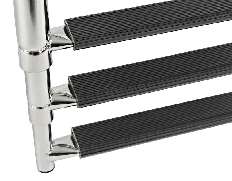 Realizzata in acciaio inox lucidato a specchio.