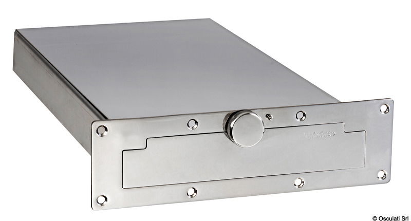 Scaletta telescopica ad incasso compatta da 3 gradini + box da incorporare nello spessore della plancetta. Le sue dimensioni ridotte la rendono ideale per le imbarcazioni più piccole.Realizzata in acciaio inox lucidato a specchio. Realizzata in Italia da Douglas Marine.Estrazione della scaletta guidata che determina una migliore scorrevolezza e precisione di movimento.