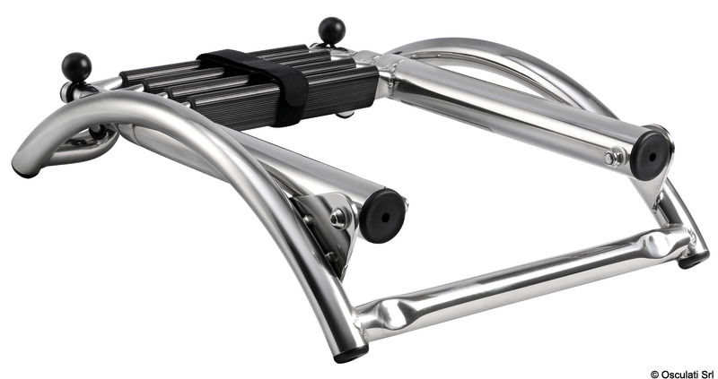 In acciaio inox lucidato a specchio. Gradini con pedana in plastica antisdrucciolo.Fissaggi al pagliolo con 2 piastrine inox (incluse) e nastro regolabile con fibbia autobloccante inox.Adatta per tubolari gommoni fino a Ø 500 mm.Completa di maniglia di risalita.