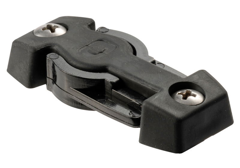 La clip in nylon si aggancia al tubolare della scaletta permettendo una posizione di sicurezza in navigazione, mentre quando non è in uso viene ripiegata sulla coperta integrandosi nella sua base di montaggio in EPDM antiurto.Facilmente applicabile sulla coperta con due viti di montaggio autofilettanti.