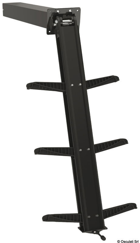 Progettate per integrarsi nelle plancette di poppa con un inclinazione negativa di 15° risultano completamente nascoste alla vista quando richiuse.L'unico elemento visibile è una semplice mascherina con elemento di chiusura e rilascio integrato.Sia a bordo che in acqua, la scaletta si apre istantaneamente e facilmente con una sola mano.Una volta estratta dal tubo di stivaggio i robusti grandini in plastica stampata si ripiegano automaticamente creando un comodo e sicuro sistema di risalita.