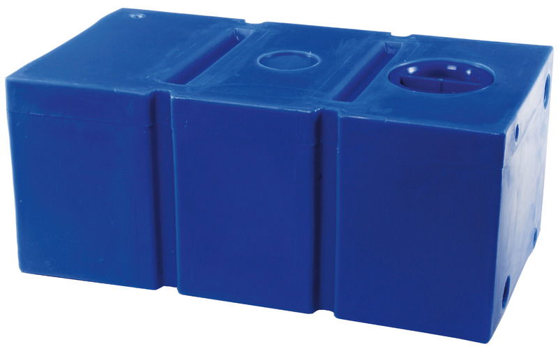 Completi di ingressi femmina sulle due testate da 3/4” e 1 1/2” per carico, scarico e sfiato . Stampati in polietilene ad alto spessore per garanzia contro il passaggio dei cattivi odori. Fabbricati secondo ISO 8099.