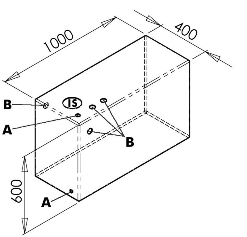 Completi di ingressi femmina sulle due testate da 3/4” e 1 1/2” per carico, scarico e sfiato . Stampati in polietilene ad alto spessore per garanzia contro il passaggio dei cattivi odori. Fabbricati secondo ISO 8099.