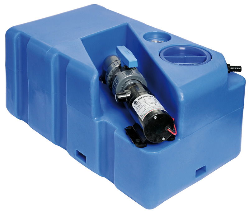 Fornito già montato e pronto all’installazione. Compatibile con tutti i wc elettrici e manuali. COMPLETO DI: maceratore elettrico; filetti femmina di carico 1” 1/2 + 3/4”; filetti femmina di sfiato 3/4”; filetti femmina di scarico emergenza manuale 1” 1/2; incavi per ganci di fissaggio 52.195.00; valvola di intercettazione per poter staccare il maceratore in caso di manutenzione; flangia 5 fori pre-forata per sensore di livello (sensore da ordinare a parte); protezione per sensore di livello. Fabbricati secondo ISO 8099.