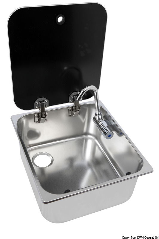 In acciaio inox lucidato e completi di rubinetto acqua. Piletta di scarico optional.