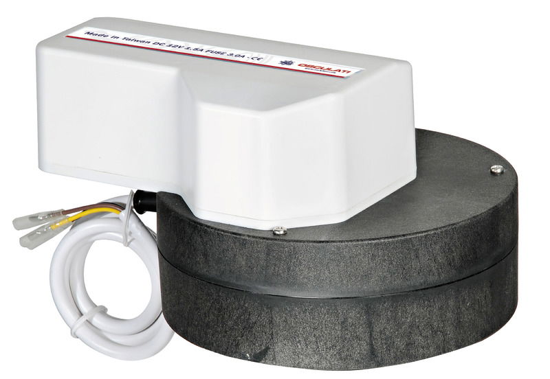 Questa valvola si basa sulla versione manuale 50.234.00 che è stata elettrificata. Con un interruttore ON-OFF-ON è possibile azionare la valvola dal cruscotto o dalla cabina. Il dispositivo è progettato in maniera tale che, in caso di avaria, può essere usato manualmente. Accetta tubi Ø 38/25 mm. Ingombro esterno 250x180x200 mm. Assorbimento 1,5 Ampère a 12 V.