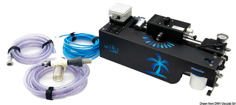 E’ il dissalatore ideale per coloro che non vogliono o non possono effettuare lavori d’installazione o che semplicemente vogliono avere a bordo un dissalatore aggiuntivo di back-up.Semplice, leggero, compatto e robusto Wiki 30 è azionabile in pochi minuti collegando i tubi, inclusi in una sacca aggiuntiva, attraverso pratici innesti rapidi.Fornito in un pratico e robusto borsone facilmente stivabile in un gavone rappresenta una soluzione perfetta anche per barche da charter o da regata.