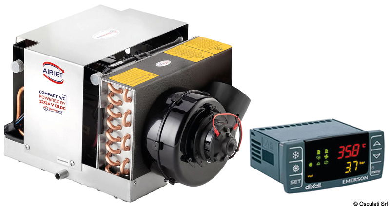 AirJet 12/24V DC è ideale per la climatizzazione di natanti ed imbarcazioni da diporto sprovviste di gruppo elettrogeno.Alimentato direttamente in corrente continua dalle batterie presenti a bordo consente di beneficiare della climatizzazione senza ricorrere a rumorosi gruppi elettrogeni oppure di collegamento ad uninverter.Dal design compatto ed elegante AirJet si distingue per l’elevata versatilità che rende possibile l’installazione con estrema facilità e senza sacrificare volumi elevati.E' ideale per raffreddare singole cabine.Quando la barca è ormeggiata in porto è comunque possibile, mediante l'apposito Kit (optional), effettuare il collegamento alla banchina e fruire dall'alimentazione 220V risparmiando le batterie a bordo.Pompa mare e pannello di controllo inclusi.* Kit distribuzione aria e ricircolo acqua mare OPTIONAL da ordinare separatamente cod. 50.268.00 / 50.267.99