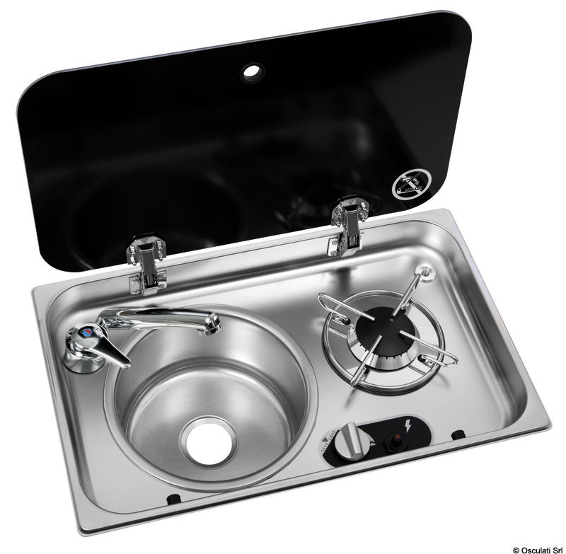Piani cottura in acciaio inox con coperchio in vetro temperato fumé, completo di rubinetto miscelatore acqua calda e fredda.