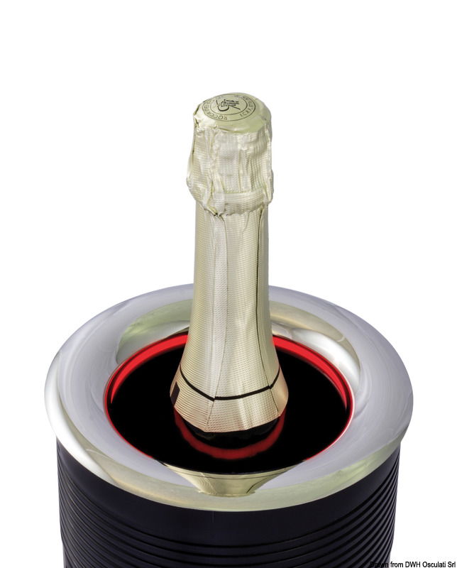 Apparecchio di raffreddamento da incasso per bottiglie. Mantiene il vino o lo champagne perfettamente refrigerati. Si attiva toccando qualsiasi parte della corona di acciaio. Illuminazione led interattiva con 27 opzioni di colore. IP65 lato esterno – IP22 lato interno.