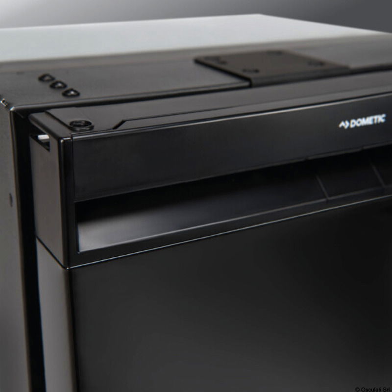 Frigoriferi con pannello nero scuro. Equipaggiati con 3 comodi ripiani e un balconcino per bottiglie o lattine. Scomparto freezer ordinabile separatamente come accessorio. - Pannello di comando touch interno con barra a LED;- Installazione porta reversibile;- Maniglia larga completamente integrata per un facile accesso;- Compressore leggero, compatto e a risparmio energetico con 3 modalità (Eco/Boost/Silent);- Compressore remotizzabile per la versione da 35 litri per ridurre al minimo la profondità;- Le cornici sono regolabili per installazione standard o ad incasso (vendute separatamente 50.907.XX / 50.908.XX).