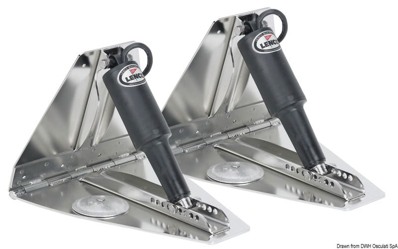Adatti per scafi molto veloci / racing.Il kit è composto da:- 2 cilindri azionatori 51.260.03 (codice LENCO 15056-01);- 2 alettoni in acciaio inox.Il pannello di controllo e le prolunghe per il collegamento dall'attuatore alla centralina vanno acquistate a parte.