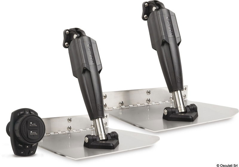 Sistema di Flap di nuova generazione con controller e centralina evoluti, pistoni rapidi e robusti per un’eccellente esperienza di guida. Attuatori più veloci e più potenti nati nel 2025 per garantire massime prestazioni di correzione d'assetto nelle barche moderne.Oltre ad una capacità di spinta di 340 Kg si caratterizzano per una capacità di tiro di 180 Kg (non presente nei cilindri standard).5 anni di garanzia sul sistema completo.74% di miglioramento nel bilanciamento della barca mantenendo lo scafo nel miglior angolo di carena nonostante pesi in movimento o mare formato.24% di minor impatto sull’acqua rende la navigazione più piacevole e morbida.Compatibile con tutti i motori dotati di centralina. Se sull'imbarcazione sono installati motori Mercury, il sistema, mediante connessione alla Mercury JBox, sarà in grado di acquisire una maggiore quantità di dati e quindi intervenire per rendere la navigazione ancora più predittiva e confortevole.Tutti i modelli funzionano a 12vLa posizione dei flap può essere visualizzata su qualsiasi "MFD" (schermo multifunzione)Versione Auto:Quando in funzione “auto” Grazie alla centralina di misurazione capisce le condizioni di navigazione come velocità, accelerazioni, beccheggio e brandeggio e reagisce tempestivamente portando e mantenendo lo scafo nel miglior angolo di navigazione.Il pilota può comunque intervenire e correggere differentemente l’assetto intervenendo sull’intuitivo pannello ergonomicoVersione Assist:Permette un controllo intuitivo e rapido dell’assetto da parte del pilota. Possibilità di programmare e richiamare velocemente due posizioni dei Flap volute.Kit composto da:•