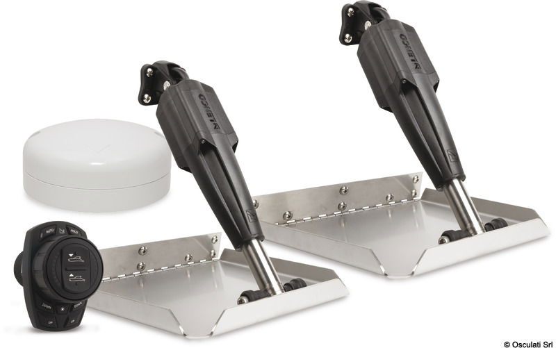 Sistema di Flap di nuova generazione con controller e centralina evoluti, pistoni rapidi e robusti per un’eccellente esperienza di guida. Attuatori più veloci e più potenti nati nel 2025 per garantire massime prestazioni di correzione d'assetto nelle barche moderne.Oltre ad una capacità di spinta di 340 Kg si caratterizzano per una capacità di tiro di 180 Kg (non presente nei cilindri standard).5 anni di garanzia sul sistema completo.74% di miglioramento nel bilanciamento della barca mantenendo lo scafo nel miglior angolo di carena nonostante pesi in movimento o mare formato.24% di minor impatto sull’acqua rende la navigazione più piacevole e morbida.Compatibile con tutti i motori dotati di centralina. Se sull'imbarcazione sono installati motori Mercury, il sistema, mediante connessione alla Mercury JBox, sarà in grado di acquisire una maggiore quantità di dati e quindi intervenire per rendere la navigazione ancora più predittiva e confortevole.Tutti i modelli funzionano a 12vLa posizione dei flap può essere visualizzata su qualsiasi "MFD" (schermo multifunzione)Versione Auto:Quando in funzione “auto” Grazie alla centralina di misurazione capisce le condizioni di navigazione come velocità, accelerazioni, beccheggio e brandeggio e reagisce tempestivamente portando e mantenendo lo scafo nel miglior angolo di navigazione.Il pilota può comunque intervenire e correggere differentemente l’assetto intervenendo sull’intuitivo pannello ergonomicoVersione Assist:Permette un controllo intuitivo e rapido dell’assetto da parte del pilota. Possibilità di programmare e richiamare velocemente due posizioni dei Flap volute.Kit composto da:•