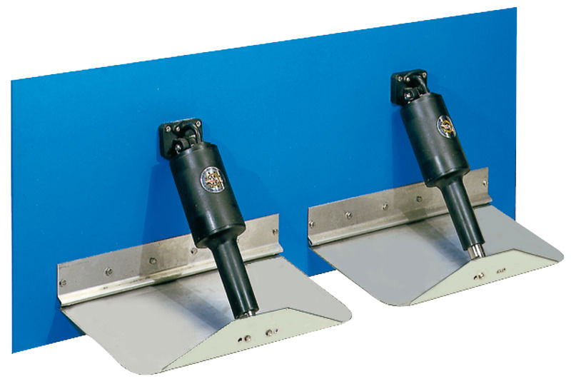 Privi di circuito idraulico, tutto il meccanismo é rinchiuso nel cilindro in nylon fiberglass. Un motorino elettrico aziona una serie di ingranaggi a vite senza fine, azionando il pistone in acciaio inox lappato. Facile e rapida installazione. Gli attacchi alla poppa e gli alettoni sono interscambiabili con i cilindri Bennett.