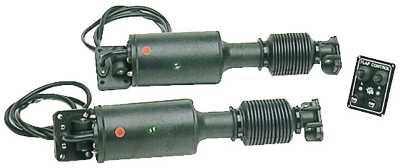 Privi di circuito idraulico, tutto il meccanismo é rinchiuso nel cilindro in nylon fiberglass. Un motorino elettrico aziona una serie di ingranaggi a vite senza fine, azionando il pistone in acciaio inox lappato. Facile e rapida installazione. Gli attacchi alla poppa e gli alettoni sono interscambiabili con i cilindri Bennett.