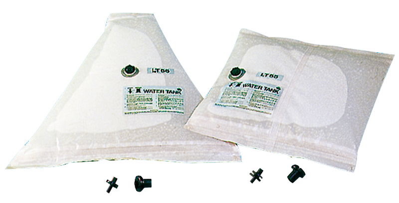 Sono comodissimi, in quanto si adattano alla conformazione del luogo di posizionamento. Non richiedono nessuna manutenzione e costano pochissimo. Sono completi di bocchetta d’entrata e d’uscita dell’acqua e con una valvola di sfiato per le bolle d’aria. Tessuto misto Nylon-PVC molto robusto, con saldature doppie garantite antiscoppio.