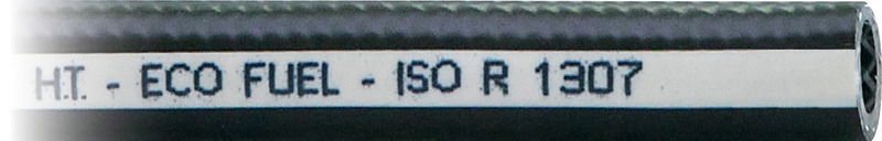 Versione in PVC: in PVC antibenzina coestruso con calza in nylon più uno strato esterno di PVC nero. Versione per benzina verde.Versione in gomma: in gomma nera, con rinforzo interno antiscoppio in filati sintetici alta resistenza.