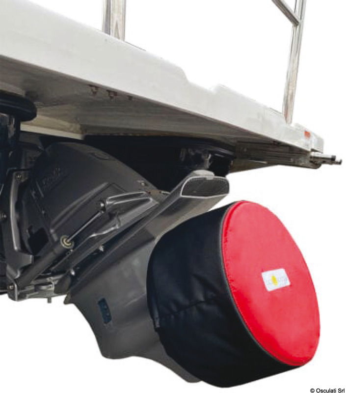 Fabbricata in poliestere ad alta resistenza ed UV resistente.Imbottita con schiuma poliuretanica da 6 mm, cuciture rinforzate e chiusura con bottoni a pressione.Maniglia resistente ed interno antisdruciolo per garantire facitilità e stabilità durante il trasporto.Colore ad alta visibilità per maggiore sicurezza in fase di traino.