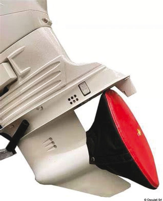 Fabbricata in poliestere ad alta resistenza ed UV resistente.Imbottita con schiuma poliuretanica da 6 mm, cuciture rinforzate e chiusura con bottoni a pressione.Maniglia resistente ed interno antisdruciolo per garantire facitilità e stabilità durante il trasporto.Colore ad alta visibilità per maggiore sicurezza in fase di traino.