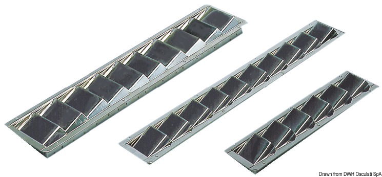 In acciaio inox lucidato a specchio.