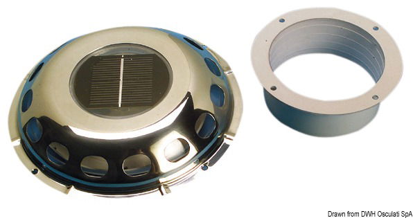 In acciaio inox, permette il passaggio dell’aria ma non dell’acqua, già completo di motorino elettrico sottostante per ventilazione cabina, alimentato tramite cellula solare incorporata nell'areatore.