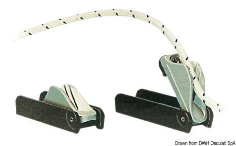 In alluminio con base acetalica. Autosbloccante quando il carico supera il massimo concesso. Ideale per bloccare/sbloccare la pala del timone sulle derive in caso di ostacolo o insabbiamento.