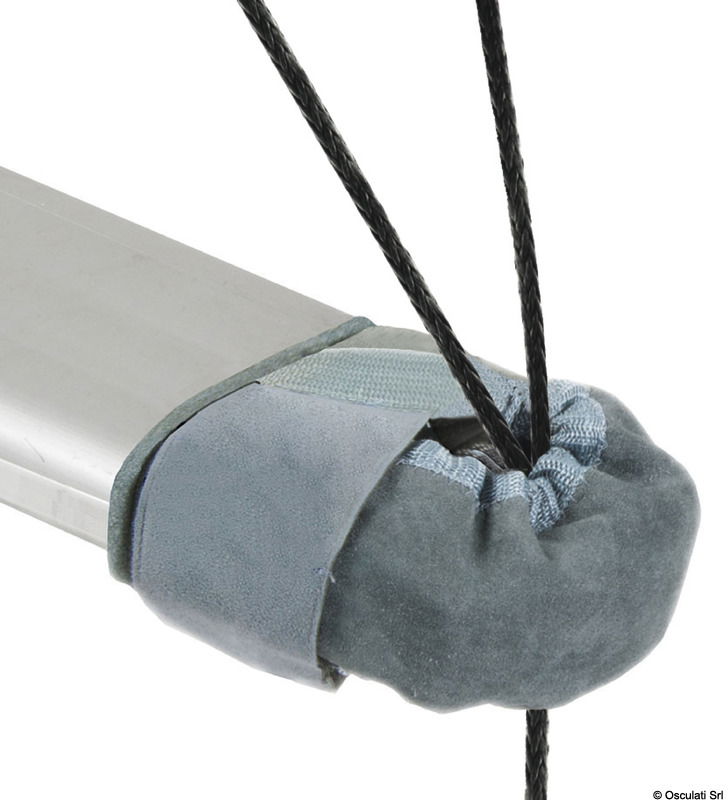 Copricrocette realizzati in pelle resistente ai raggi UV. Un cordone elastico ai bordi permette allo stivaletto di adattarsi bene indipendentemente dalla forma delle crocette. L'interno è foderato in neoprene per una vestibilità ottimale e la pelle all'esterno offre una superficie morbida a protezione della vela. È dotato di un velcro per un fissaggio sicuro e si adatta a bracci di crocette larghi. Venduti in coppia e disponibili in 4 taglie.