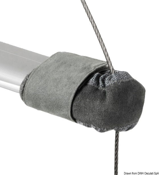 Pelle trattata antiacqua, sale, UV, con bordatura elastica ed anima in neoprene.Fissaggio tramite dispositivo a strappo. Adatti ad ogni tipo di crocetta.Montaggio rapidissimo. Vendute a coppia.