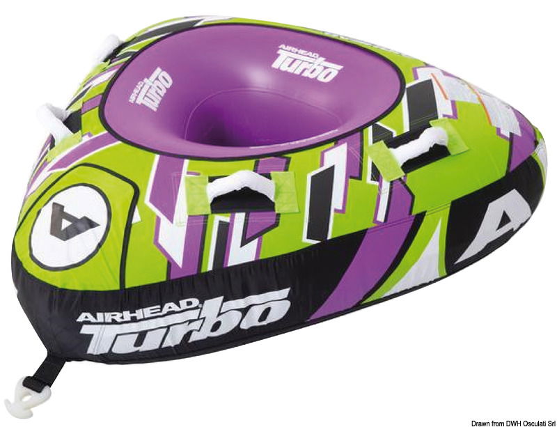 Gonfiabile da traino dalla forma triangolare progettato per l’alta velocità. La Kwik Connect permette di collegare facilmente la cima da traino. Il fondo autodrenante e le 4 maniglie in neoprene con protezioni per le nocche garantiscono comodità e sicurezza. Dotato di speciale valvola per gonfiaggio/sgonfiaggio rapido.