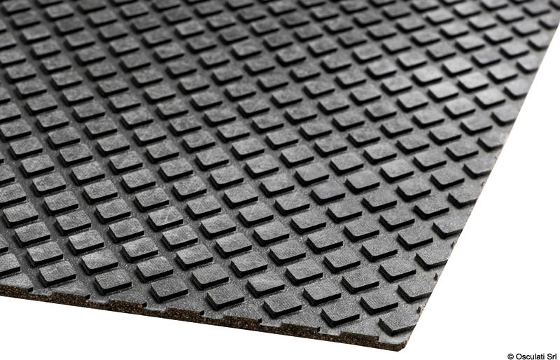 Rivestimento antisdrucciolo impermeabile appositamente realizzato per pavimentare locali motore. Resistente agli olii minerali.Rivestimento antisdrucciolo per coperte, pozzetti, di produzione inglese in conglomerato gomma-sughero.