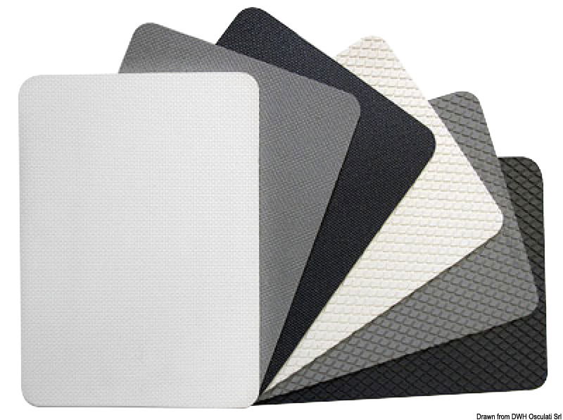 Nuova versione del rivestimento da coperta. Spessore ridotto per una migliore adattabilità, elevato potere antisdrucciolo.Due finiture: "Small Diamond" e "Ultragrip".Rivestimento antisdrucciolo per coperte, pozzetti, di produzione inglese in conglomerato gomma-sughero.