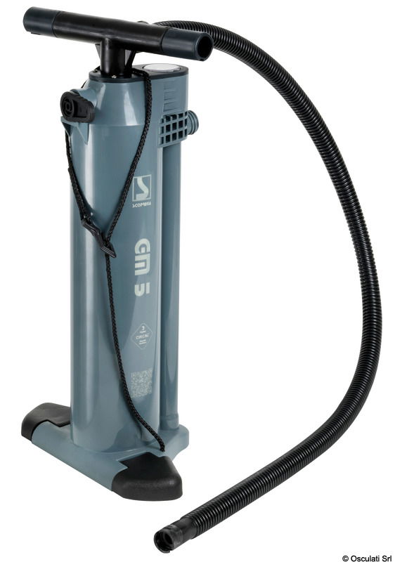 La GM5 è una pompa affidabile ed efficiente prodotta con materiali plastici riciclati e riciclabili e con tubo interno in alluminio CIRCAL®Commutazione manuale flusso doppio / singolo per minimizzare lo sforzo.I piedi alla base sono ripiegabili ed il manico può essere assemblato garantendo un risparmio di spazio nello stivamento.