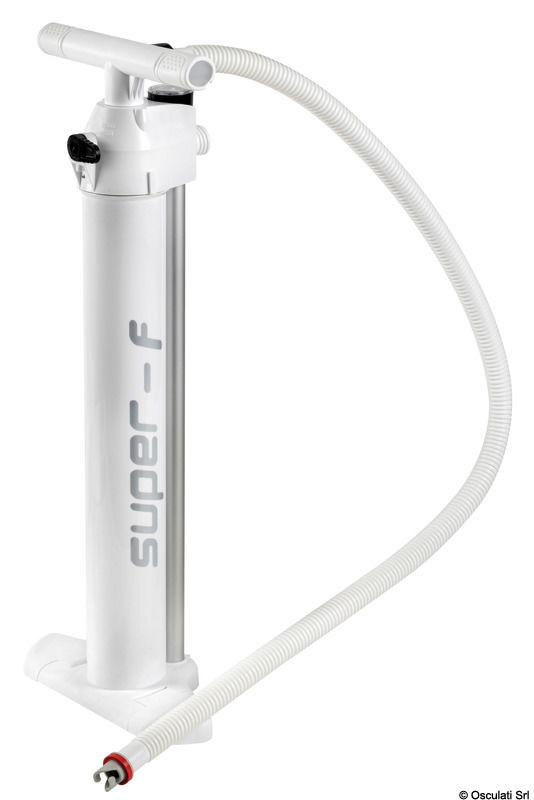 Il tubo di gonfiaggio in alluminio è posizionato all’esterno del corpo garantendo maggiore efficienza ed un minor sforzo.La posizione del manometro sul coperchio (non sull'impugnatura) facilita la lettura della pressione dell'aria.La base pieghevole e le maniglie smontabili consentono di risparmiare spazio nella confezione.