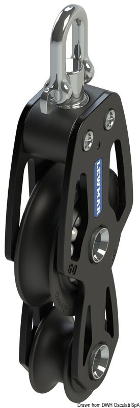 Una gamma di bozzelli dalle elevate prestazioni in termini di carico e scorrevolezza, che ha ottenuto numerosi riconoscimenti in fase di presentazione. Le guance in alluminio assicurano una distribuzione dei carichi ottimale tra puleggia e attacco, guidano perfettamente la cima quando il carico non è in asse ed anche quando la cima lavora con angoli non corretti. Rispetto ai prodotti sul mercato, a parità di diametro, hanno una resistenza al carico molto superiore. La puleggia scorre su boccola e sfere in Torlon.