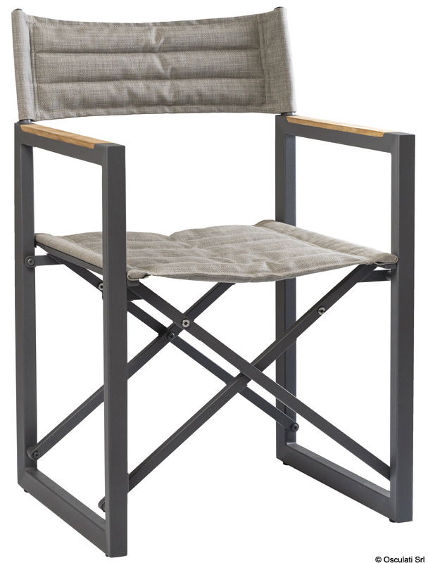 Con finitura di alta classe e in tessuto tecnico Batyline®, è disponibile in puro teak o in alluminio con braccioli in teak.Si piega molto facilmente per essere riposta ovunque a bordo.