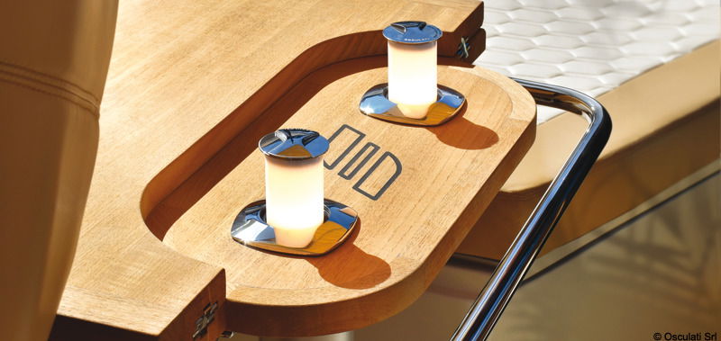 Da spenta la luce rimane a filo piano del tavolo e con una leggera rotazione del piattello inox superiore si alza accendendosi automaticamente. Dimmerabile con apposito optional (13.448.01) per abbassare la luce con effetto "ambientazione". Parte superiore in acciaio inox AISI 316 lucidato a specchio.ATTENZIONE: 1 dimmer può gestire fino a 6 lampade contemporaneamente.