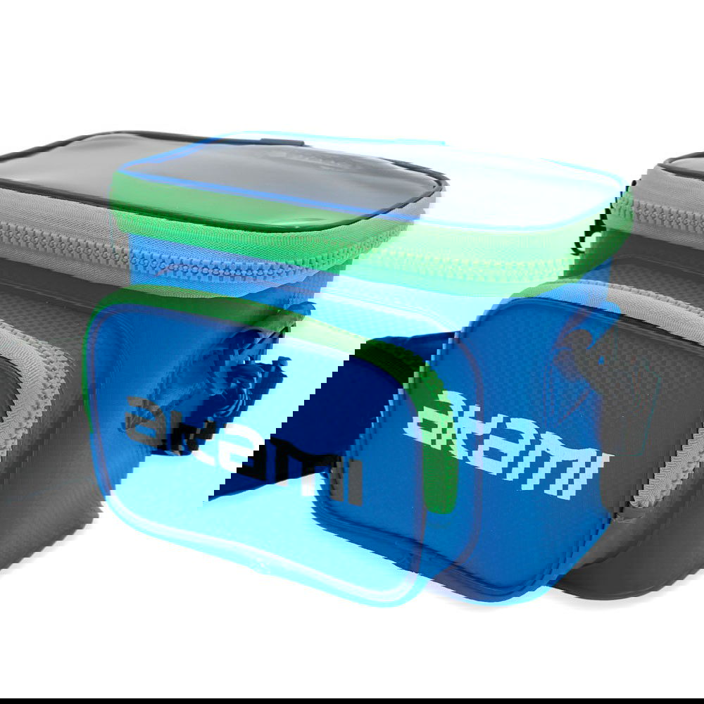 Akami Hako Egi Bag è una borsa porta esche progettata per il trasporto degli egi lure, realizzata con materiali impermeabili e flessibili che garantiscono massima protezione contro l’acqua. La base forata permette all’acqua di fuoriuscire, mantenendo l’interno asciutto e rendendo rapido il lavaggio delle esche. Grazie agli scomparti verticali rimovibili, si trasforma facilmente in un porta accessori versatile. Robusta e resistente, garantisce un trasporto sicuro delle esche. Dotata di doppia cerniera, tasca esterna e tracolla regolabile, è disponibile in due dimensioni per 24 e 56 esche.