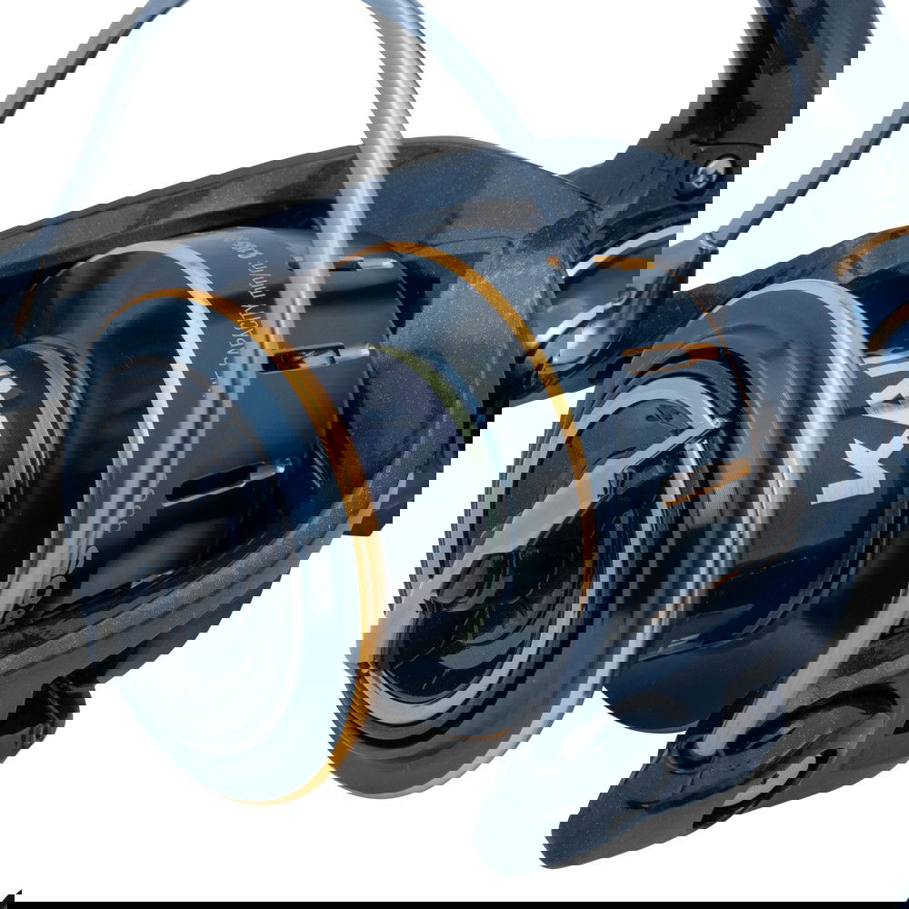 Mulinello per pesca dalla barca e spinning, progettato per il jigging leggero o la pesca di fondo. Corpo e rotore in carbonio. Include il nuovo meccanismo stabilizzatore che garantisce una grande fluidità di rotazione durante l’azione di pesca e nel combattimento. Dotato di 7 cuscinetti sigillati in acciaio inox giapponese. Doppia bobina in alluminio forgiata a freddo. Manovella in alluminio con attrito a vite e pomello ergonomico per il combattimento. Freno sigillato multidisco in carbonio e acciaio inox. Inclusa borsa portamulinello in neoprene.