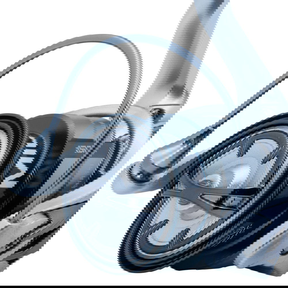 Mulinello AKAMI MICRON per la pesca a spinning, adatto anche ad altre tecniche sia in acqua dolce che salata.
Costruito con una bobina in alluminio anodizzato, è progettato per durare e resistere alla corrosione. Equipaggiato con una frizione stagna potente e cuscinetti giapponesi schermati, offre una rotazione fluida e un controllo preciso.
Il corpo in lega di alluminio, il sistema di frenata multidisco in carbonio e il meccanismo anti-ritorno infinito migliorano l'efficienza complessiva. La manopola ergonomica antiscivolo garantisce una presa confortevole e sicura. Ideale per pescatori esperti in cerca di prestazioni elevate.