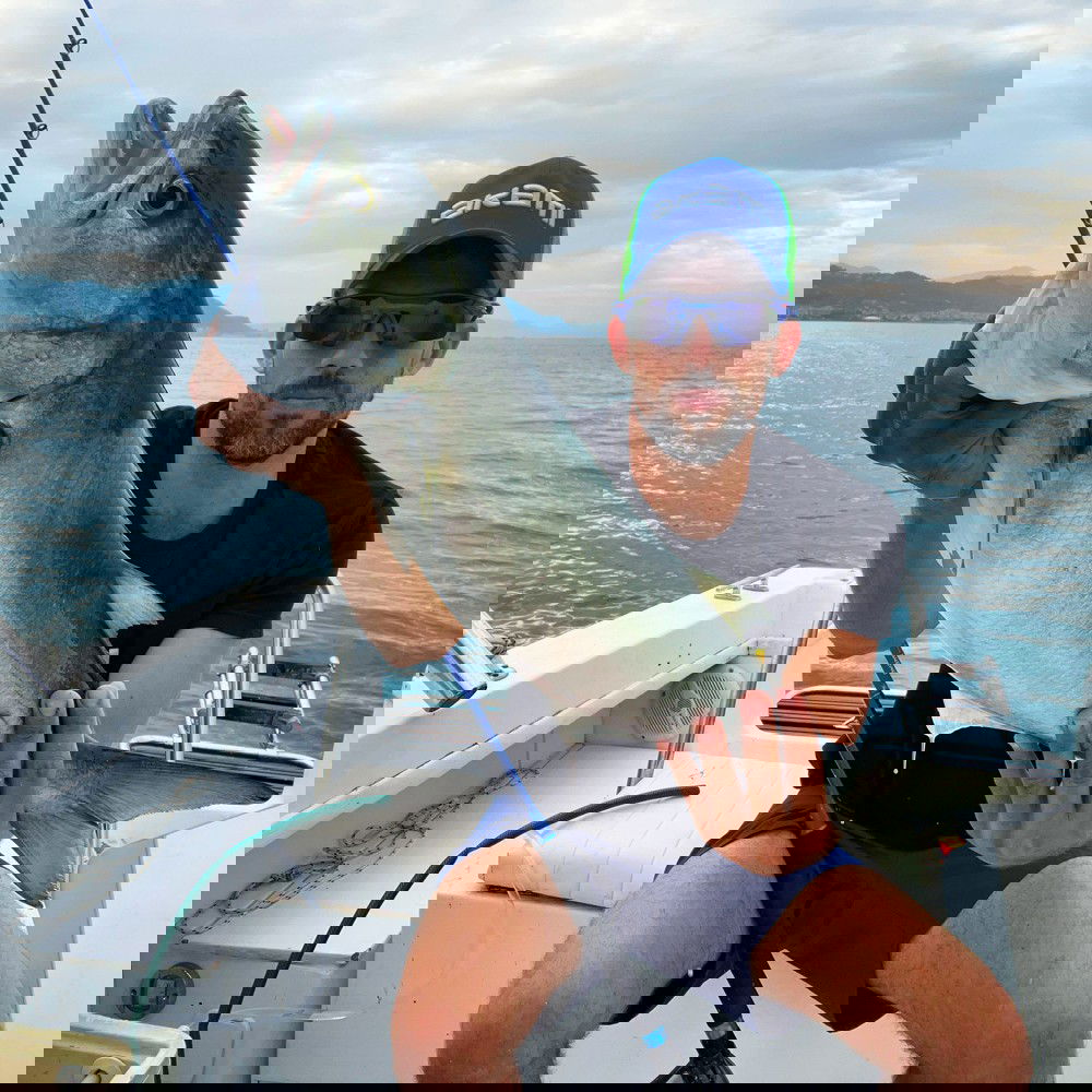 L'Akami NORTON è una canna da barca progettata per traina e big game, con anelli Fuji acid e placca porta mulinello in alluminio per ottima scorrevolezza e stabilità. Il fusto in carbonio ad alto modulo offre robustezza e leggerezza, mentre le impugnature in Eva assicurano presa comoda. Il design accattivante migliora sia l'estetica che le prestazioni. Efficace nella cattura di tonni e cernie grazie a progettazione accurata e alta qualità, è un compagno affidabile per emozionanti avventure di pesca in barca.