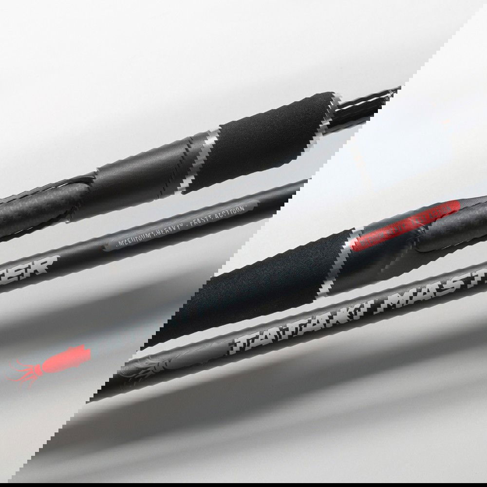 La canna da pesca Akami TATAKI master è appositamente progettata per la pesca ai cefalopodi dalla barca. Realizzata in carbonio ad alto modulo, offre resistenza e leggerezza. La sensibilità della cima consente di percepire anche i movimenti più delicati dei cefalopodi. La curva uniforme e progressiva permette un recupero efficace senza danneggiare il filo. Gli anelli Sea Guide garantiscono lanci precisi e di grande distanza. L'impugnatura con tappo in gomma migliora il bilanciamento e offre comfort durante la pesca. In sintesi, è un compagno ideale per gli appassionati di pesca ai cefalopodi.