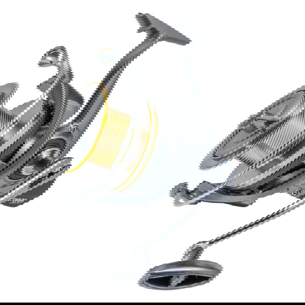 Il mulinello ALCEDO ACTINIUM SURF è progettato per i pescatori di surfcasting che cercano alte prestazioni e resistenza. Realizzato con un corpo e bobine in alluminio ultraleggero, questo mulinello garantisce maneggevolezza e robustezza anche nelle condizioni più impegnative. Viene fornito con una bobina di ricambio in teflon e offre un sistema anti-ritorno infinito per un recupero fluido e preciso. Gli ingranaggi e il freno in acciaio inossidabile assicurano massima affidabilità e resistenza alla corrosione, anche in ambienti salmastri. La manovella ergonomica in alluminio facilita la presa, mentre le bobine di diverse dimensioni (8000 e 9000) permettono di adattarsi a varie tecniche e tipologie di pesca. Il trattamento anti-salsedine lo rende ideale per affrontare le sfide del mare.