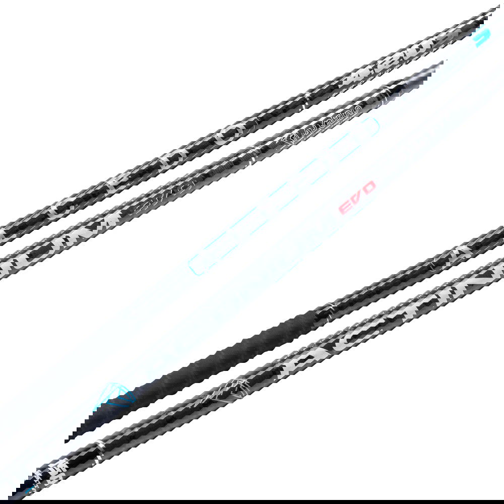 Alcedo ACTINIUM TELE SURF è una canna da surf telescopica di ultima generazione realizzata in Nano Carbon, composta da sei sezioni con cima in carbonio pieno, priva di scorrevoli e visibile in ogni condizione di luce. Questa canna, estremamente leggera e potente, vi sorprenderà non appena la prenderete in mano.
È dotata di una superba anellatura Fuji serie K e di un porta-mulinello a vite di ottima fattura, garantendo una resistenza e una durata superiori. La serigrafia davvero accattivante aggiunge un tocco di stile, mentre il fusto molto sottile assicura un'eccellente maneggevolezza e prestazioni elevate.
L'Alcedo ACTINIUM TELE SURF è progettata per offrire un'esperienza di pesca senza pari, combinando leggerezza e potenza in un design all'avanguardia.