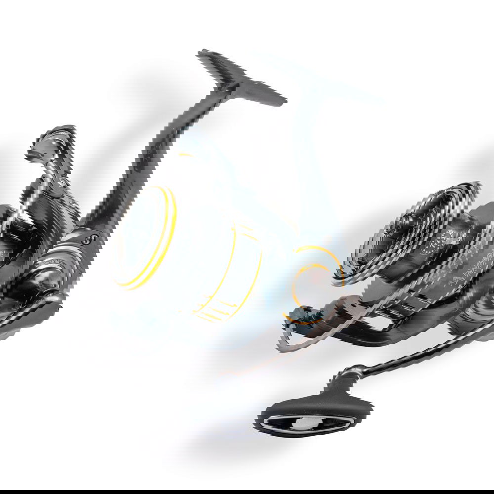 Il mulinello Alcedo Carisma è un esempio di robustezza e affidabilità per la pesca, ideale per spinning ed eging, ma adatto anche ad altre tecniche in acqua dolce e salata. Realizzato con una bobina in alluminio anodizzato, offre durata e resistenza alla corrosione. Dotato di frizione stagna potente e cuscinetti giapponesi schermati, garantisce una rotazione fluida e un controllo ottimale. La struttura in lega di alluminio, il freno multidisco in carbonio e il sistema anti-ritorno infinito migliorano l'efficacia. La manovella ergonomica antiscivolo assicura comfort e sicurezza. Un'ottima scelta per pescatori esperti che cercano prestazioni superiori.